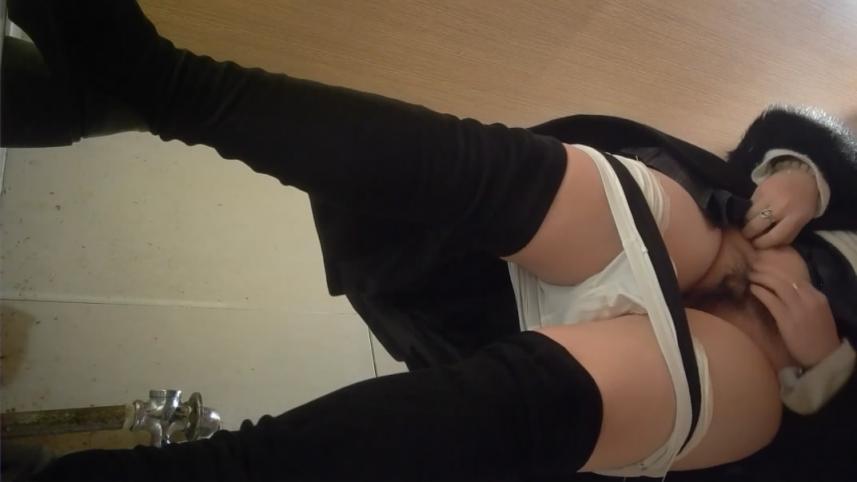 魔手外购❤️精品厕拍酒吧女厕前景高清偷拍没长几根毛的戴领带美眉逼逼粉嫩