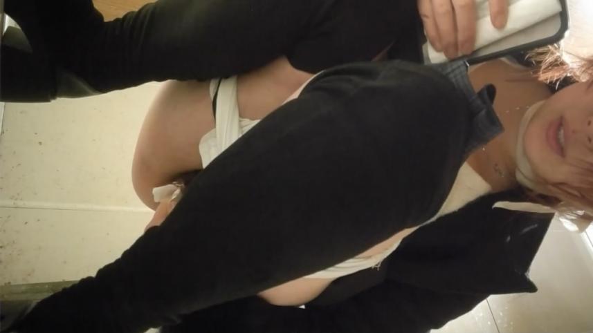 魔手外购❤️精品厕拍酒吧女厕前景高清偷拍没长几根毛的戴领带美眉逼逼粉嫩