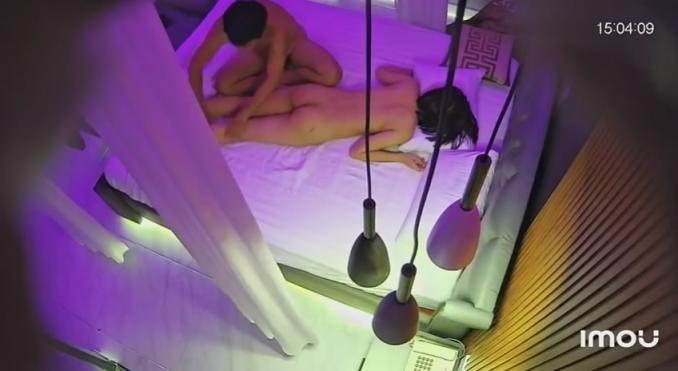 乐橙酒店摄像头偷拍❤️经验丰富的大叔给年轻女友推油按摩舔逼热身再啪啪