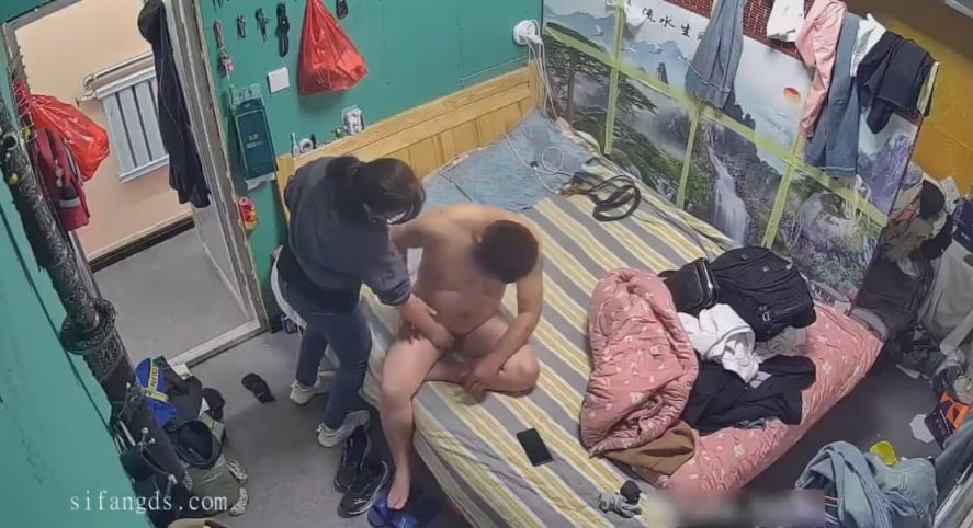 最新破解家庭摄像头偷拍❤️戴眼镜的骚女把熟睡的老公叫醒和他大战前戏调情有趣