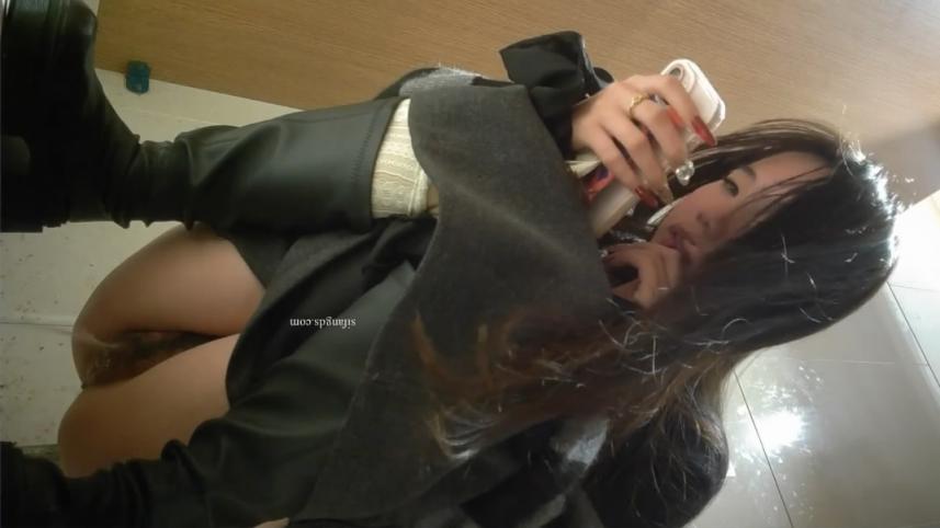 魔手外购❤️精品厕拍酒吧女厕前景高清偷拍没长几根毛的戴领带美眉逼逼粉嫩