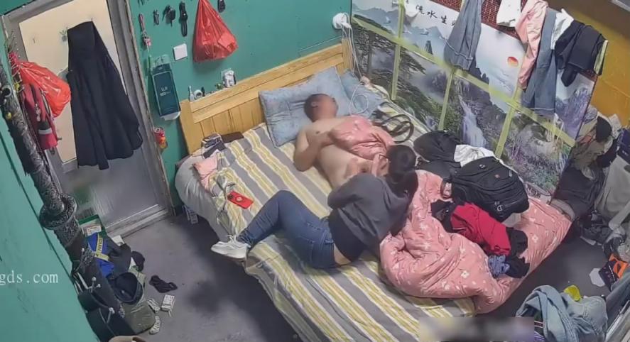 最新破解家庭摄像头偷拍❤️戴眼镜的骚女把熟睡的老公叫醒和他大战前戏调情有趣