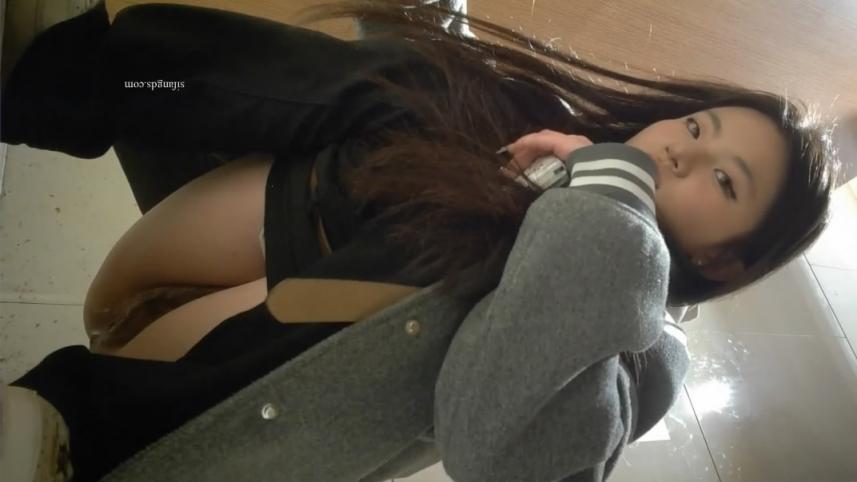 魔手外购❤️精品厕拍酒吧女厕前景高清偷拍没长几根毛的戴领带美眉逼逼粉嫩