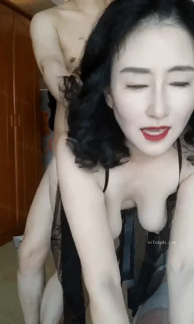 ✨极品熟女✨这个年龄了还风韵犹存，颜值极高，年轻怕是一等一美人儿，后入狂艹好有感觉呀！