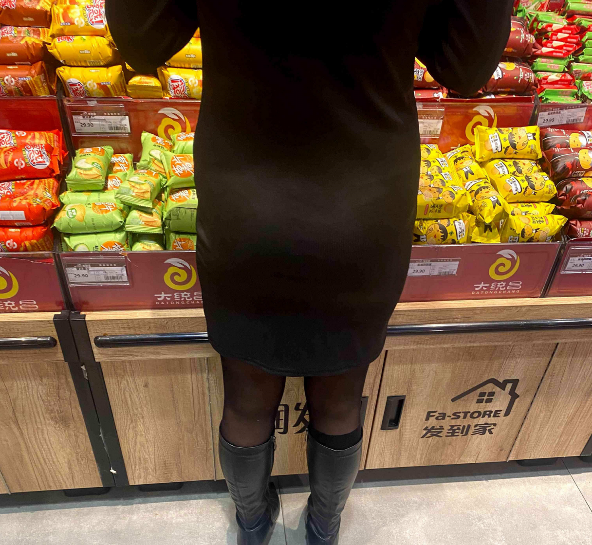 姐弟乱伦 外站大神乱伦姐姐-酒后强上亲姐姐  趁姐姐洗澡强行进入卫生间，这一刻我等了太久