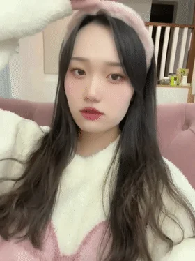 极品反差婊 漂亮大学生美眉被金主包养，金主找来朋友一起3P，前后夹击吞吊与艹逼兼具！