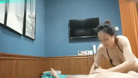 熟女寂寞难耐叫来小青年按摩，按摩床上一顿按摩忍不住艹了起来，从按摩床艹到 大床上，战况十分激烈！