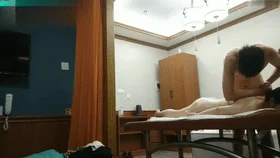 熟女寂寞难耐叫来小青年按摩，按摩床上一顿按摩忍不住艹了起来，从按摩床艹到 大床上，战况十分激烈！