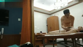 熟女寂寞难耐叫来小青年按摩，按摩床上一顿按摩忍不住艹了起来，从按摩床艹到 大床上，战况十分激烈！