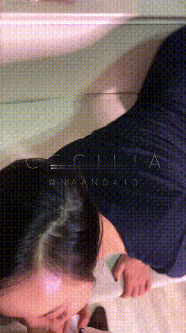 骚母狗喜欢被调推特新晋极品露脸女菩萨，高颜值完美身材，吃鸡鸡王者，跪着给金主爸爸舔屁眼，富二代的精液