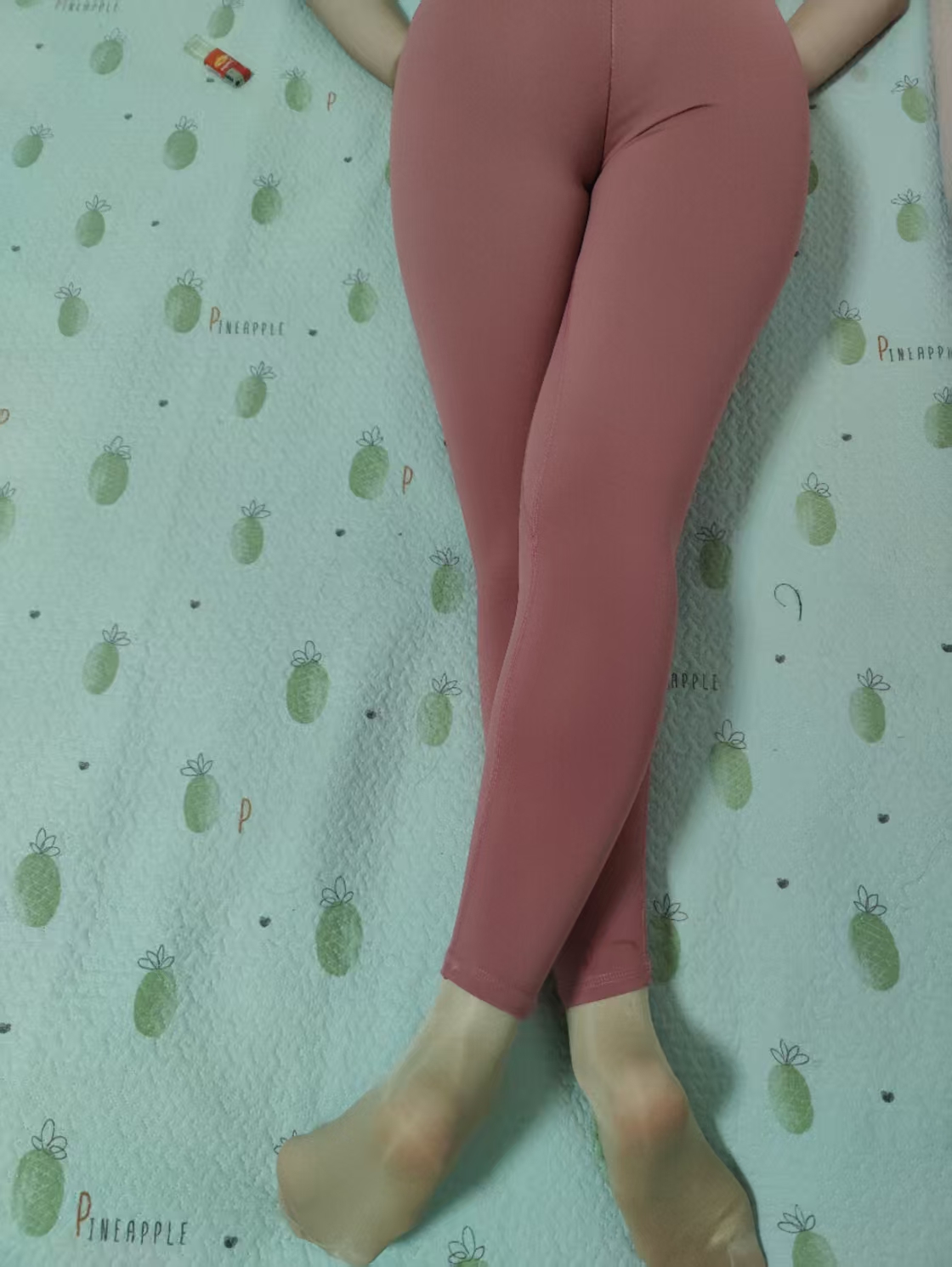 娇妻穿开档瑜伽裤去健身房后续