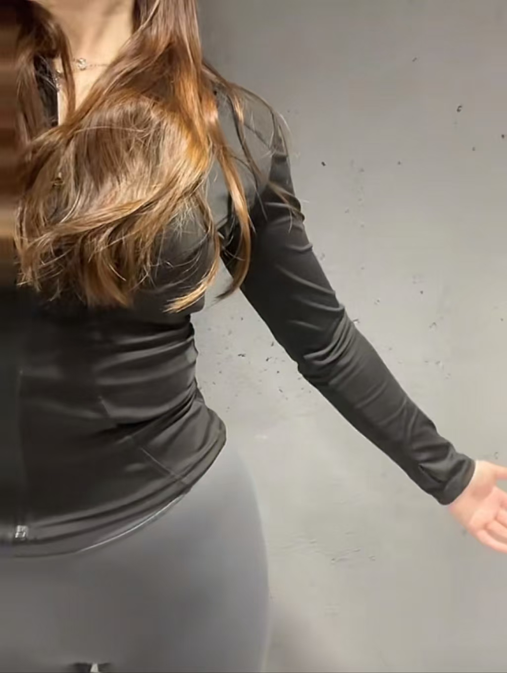 娇妻穿开档瑜伽裤去健身房后续