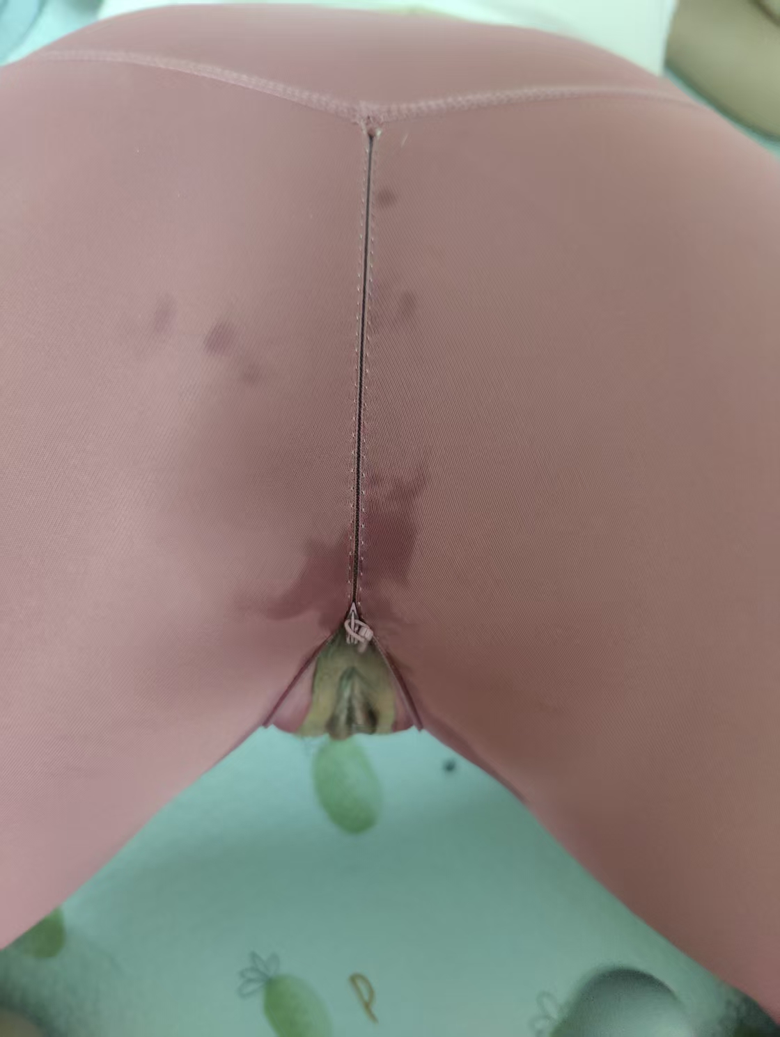 娇妻穿开档瑜伽裤去健身房后续