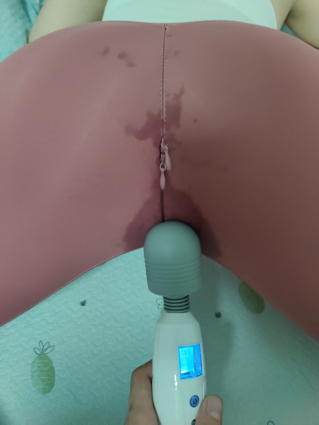 娇妻穿开档瑜伽裤去健身房后续