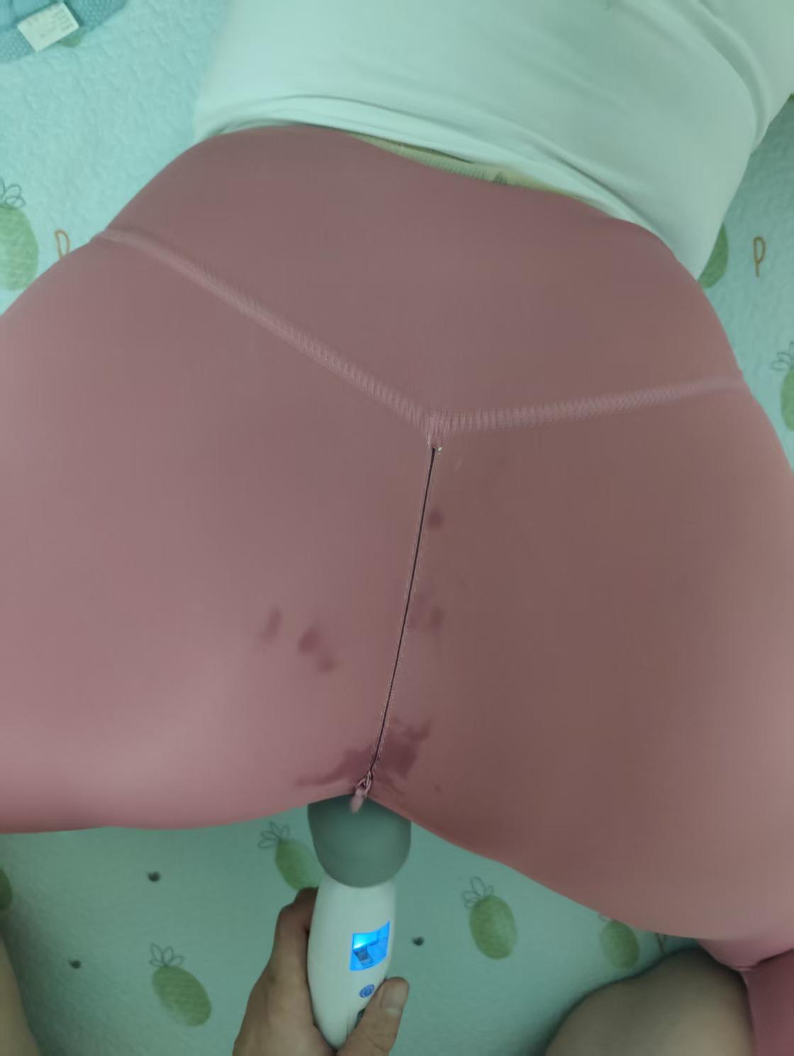 娇妻穿开档瑜伽裤去健身房后续