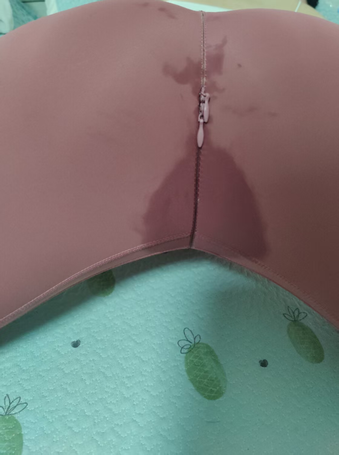 娇妻穿开档瑜伽裤去健身房后续