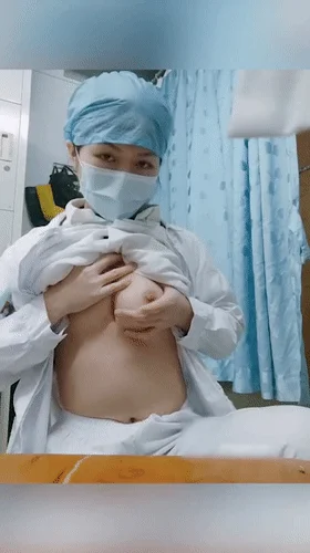 ✨某医院清纯小护士✨工作期间露出自拍 与炮友性爱大战 无套狂艹 相当刺激！