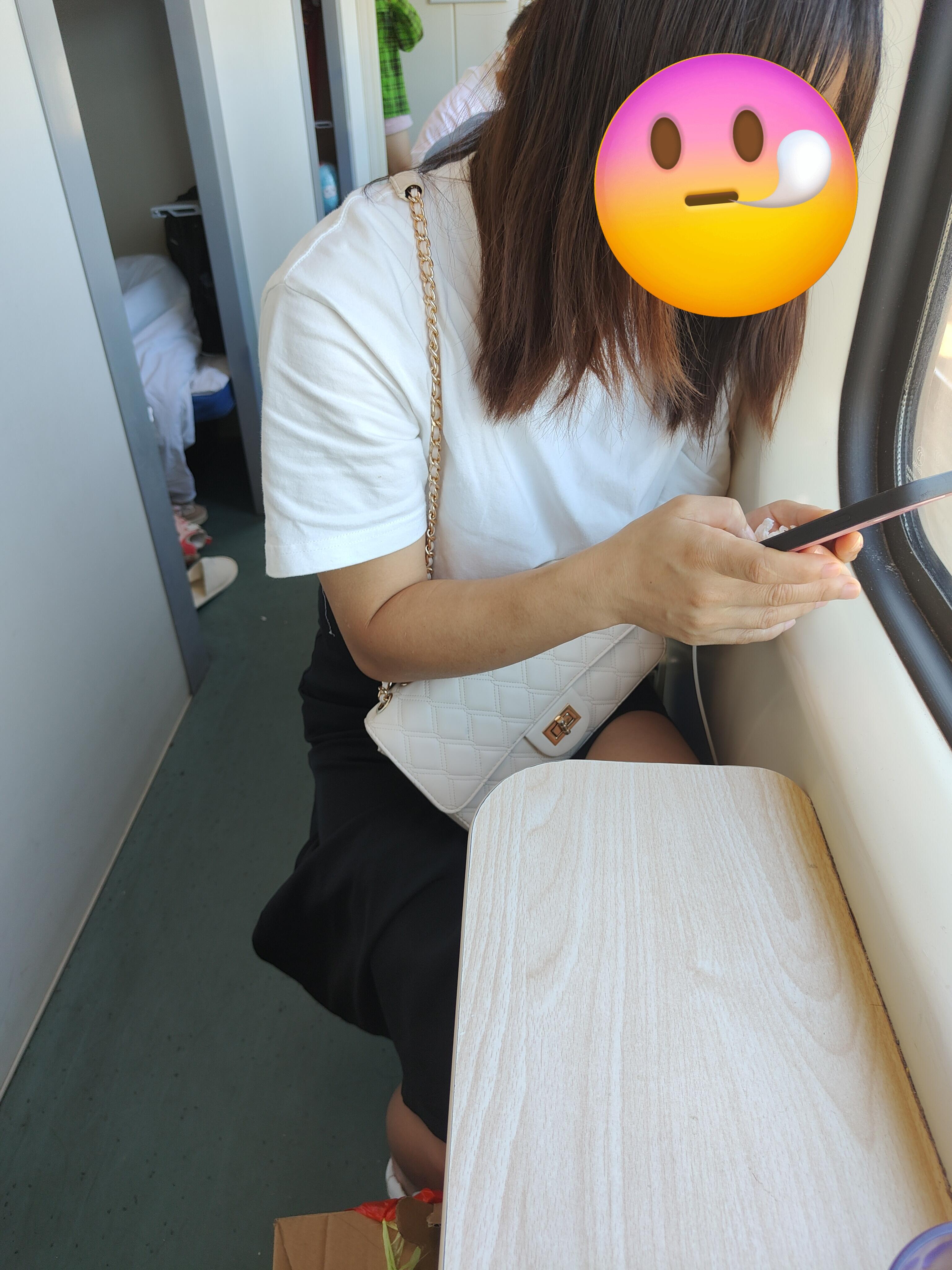 坐火车卧铺的艳遇，亲了摸了，但我没敢插入