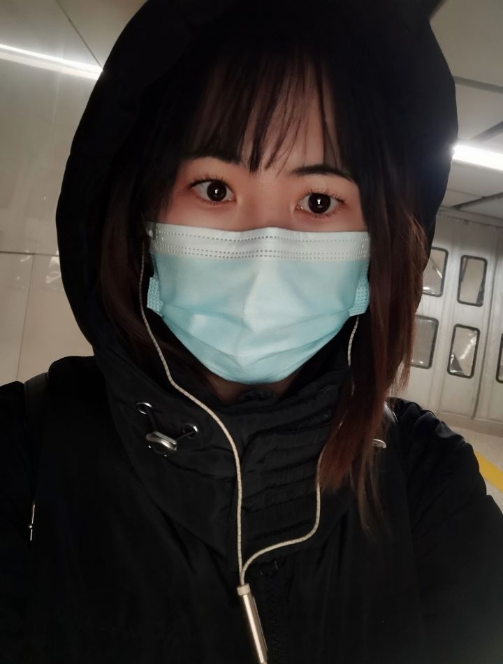 肉肉的小坦克背着男友在出租屋多次约男同事上床，附微露脸生活照。