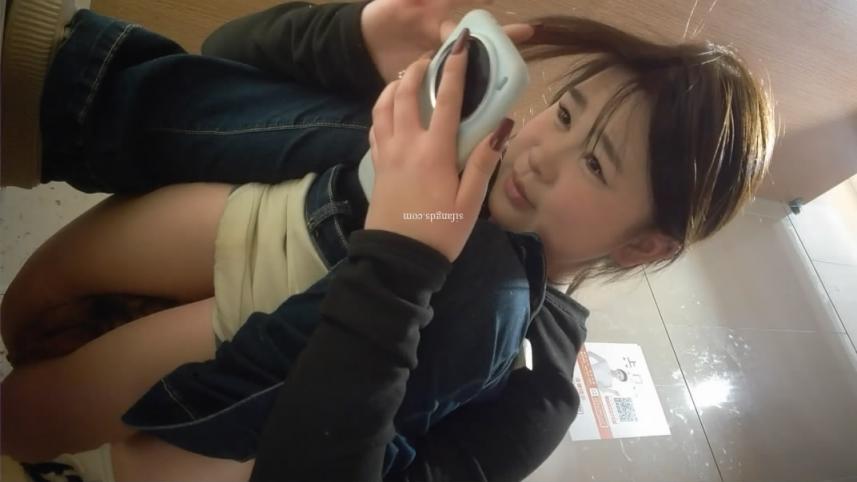 新流出酒吧女厕❤️前景高清偷拍美女尿尿牛仔裤高跟美女喝高了呕吐