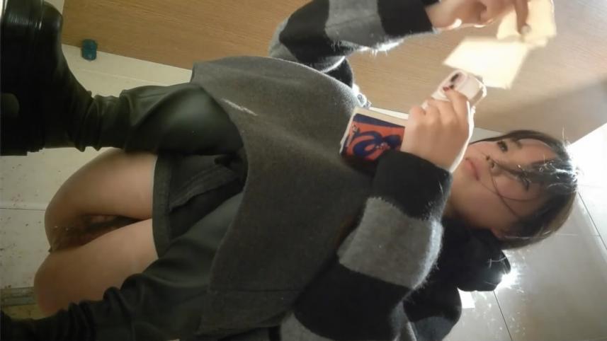 新流出酒吧女厕❤️前景高清偷拍美女尿尿牛仔裤高跟美女喝高了呕吐