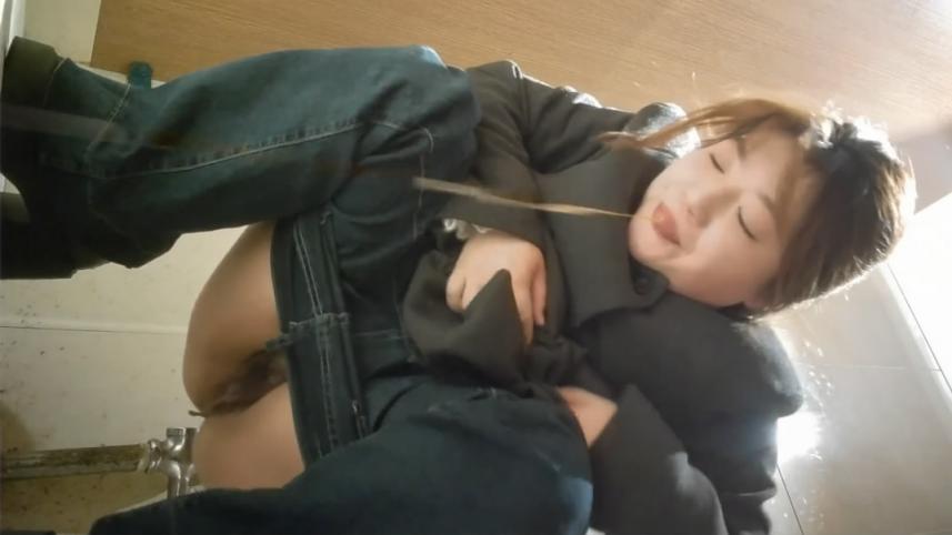 新流出酒吧女厕❤️前景高清偷拍美女尿尿牛仔裤高跟美女喝高了呕吐