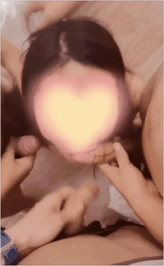 超美女神『小鲸鱼』最新精彩5P大作 被四个猛男玩操的神志模糊 各种颜射和口爆 秒变精液便器