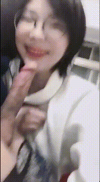 一双漆黑清澈的大眼睛温柔的望向你 柔嫩的樱唇一张一合之间 温柔地吐出馨香的气息 娇喘像唱歌一样动听