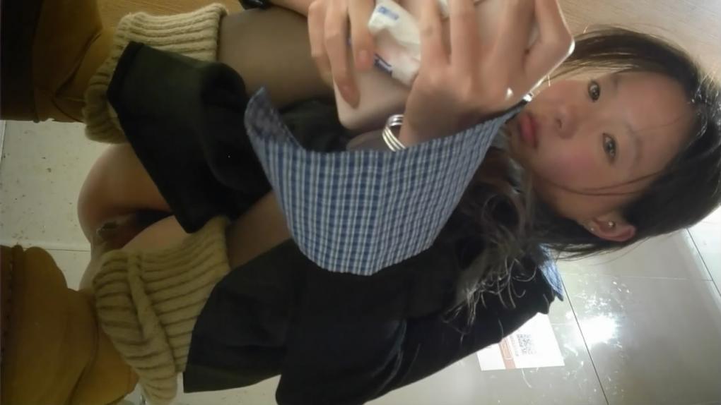 新流出酒吧女厕❤️前景高清偷拍美女尿尿牛仔裤高跟美女喝高了呕吐