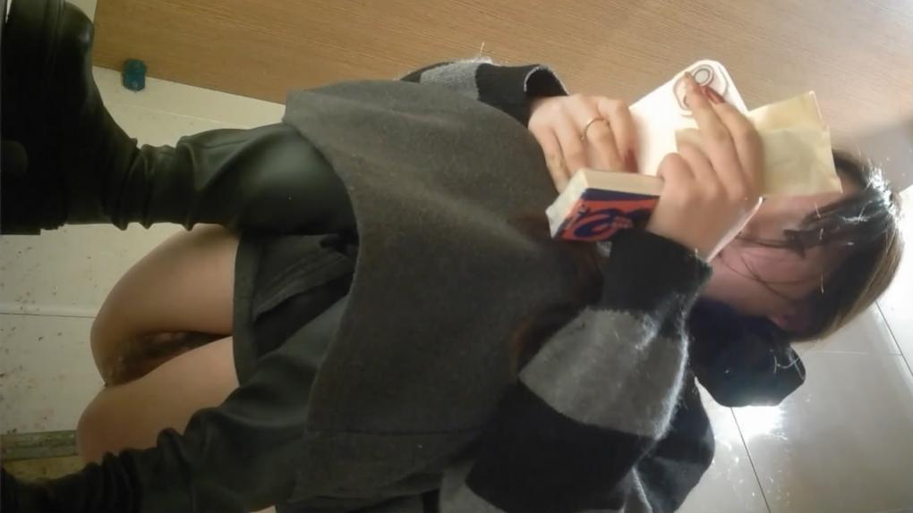 新流出酒吧女厕❤️前景高清偷拍美女尿尿牛仔裤高跟美女喝高了呕吐