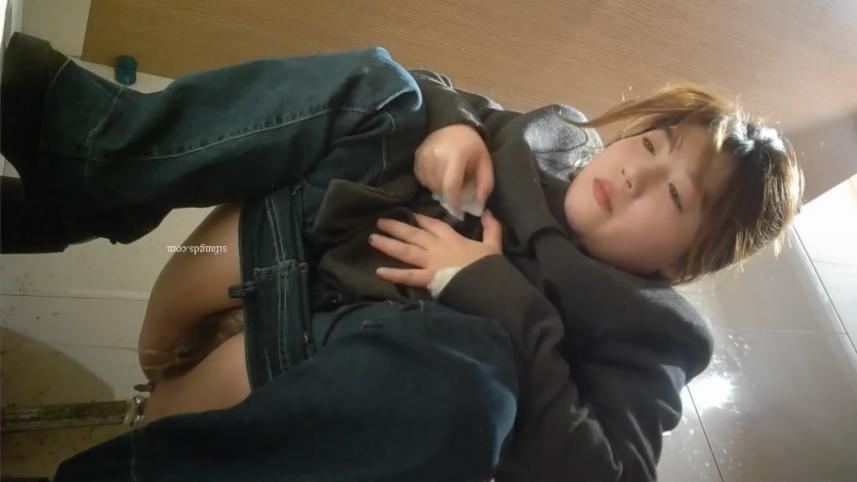 新流出酒吧女厕❤️前景高清偷拍美女尿尿牛仔裤高跟美女喝高了呕吐