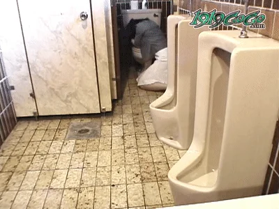 【迷奸睡奸系列】在肮脏的厕所里偶遇醉酒少妇自然要艹她了❤️射完把少妇扔在小便池里走人！