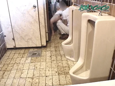 【迷奸睡奸系列】在肮脏的厕所里偶遇醉酒少妇自然要艹她了❤️射完把少妇扔在小便池里走人！