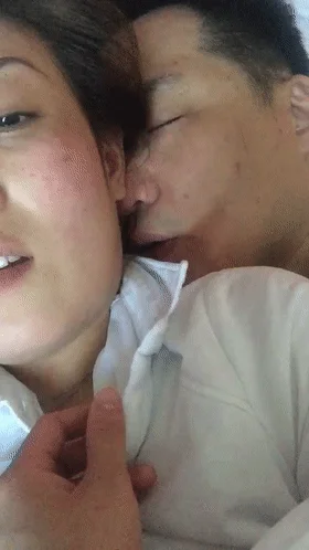 极品少妇❤️中年夫妻的性爱之旅，女的又欲又骚，激情不断，疯狂舔逼，叫声诱人！