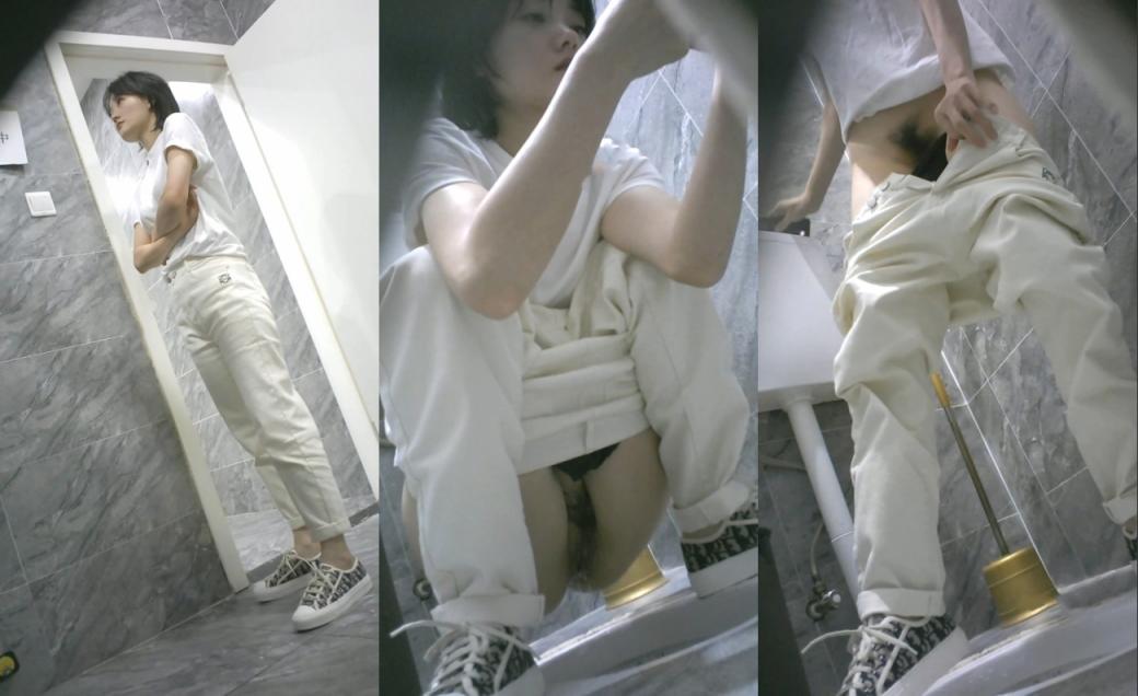 国内某潮牌服装城大神藏匿女厕隔板缝中连续偸拍各种极品气质美女小姐姐方便☛能看脸又能赏逼