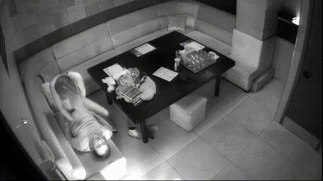 摄像头破解真实偷拍，四眼中年大叔包厢体验特殊服务，巨乳房公主吹拉弹唱一条龙