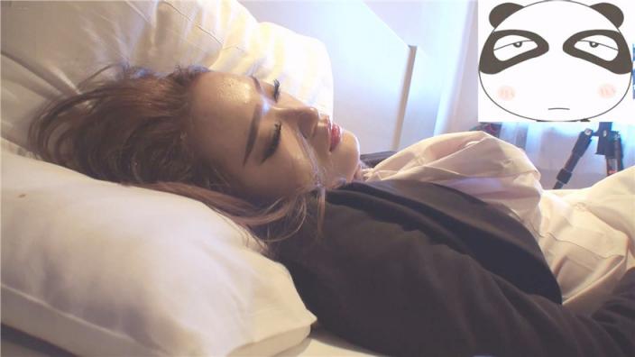 邪恶三人组 下药迷翻公司的美女同事 带回酒店各种姿势玩4P