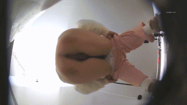 大学校园女厕全景偷拍多位漂亮的美女同学❤️各种各样的美鲍鱼