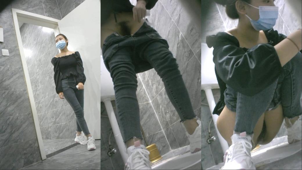 国内某潮牌服装城大神藏匿女厕隔板缝中连续偸拍各种极品气质美女小姐姐方便☛能看脸又能赏逼