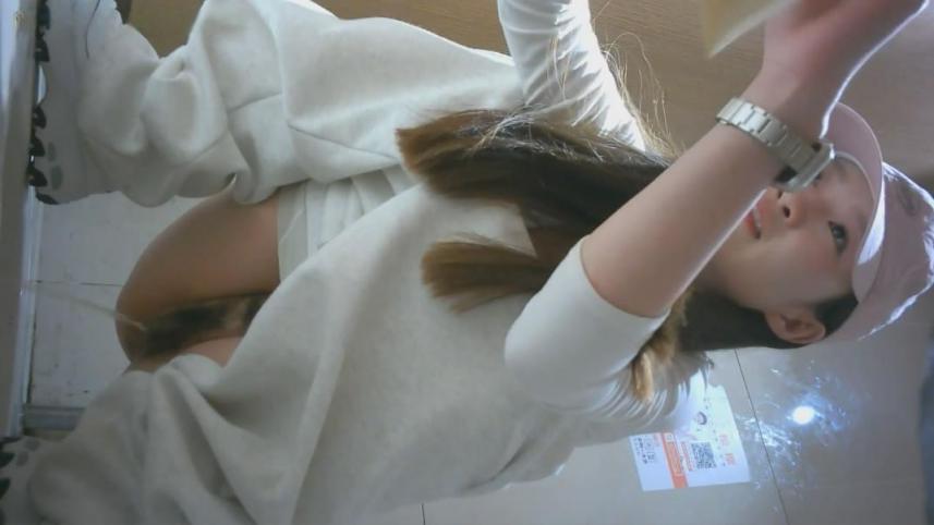 精品酒吧❤️女厕前景高清偷拍小姐尿尿复古布鞋妹子连续呕吐