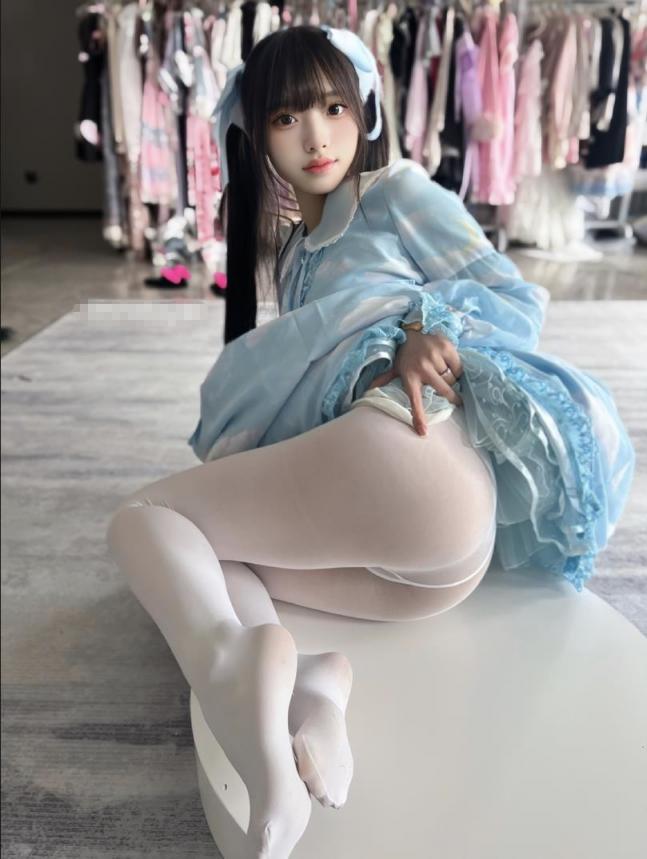 每次当着老公的面前被其他男人当成小母狗玩弄羞辱的时候就特别兴奋 自己也特别喜欢自己这种又乖又淫贱