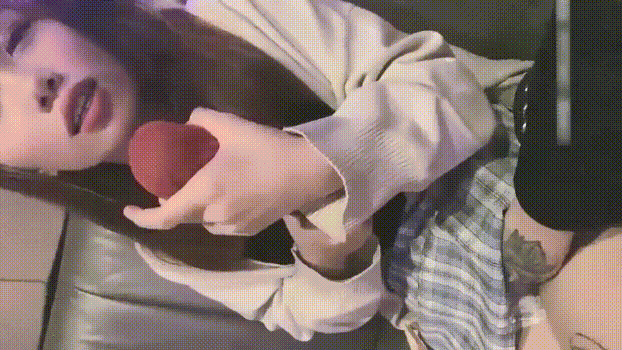 00后小萝莉K歌几瓶啤酒灌下去后卫生间开操!表面乖巧的萌妹子背地里是个小骚货 小巧身材被大肉棒直接捅