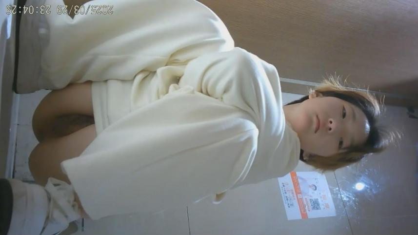 精品酒吧❤️女厕前景高清偷拍小姐尿尿复古布鞋妹子连续呕吐