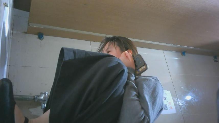 精品酒吧❤️女厕前景高清偷拍小姐尿尿复古布鞋妹子连续呕吐