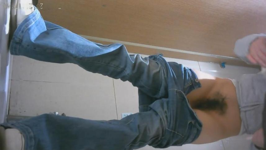 精品酒吧❤️女厕前景高清偷拍小姐尿尿复古布鞋妹子连续呕吐