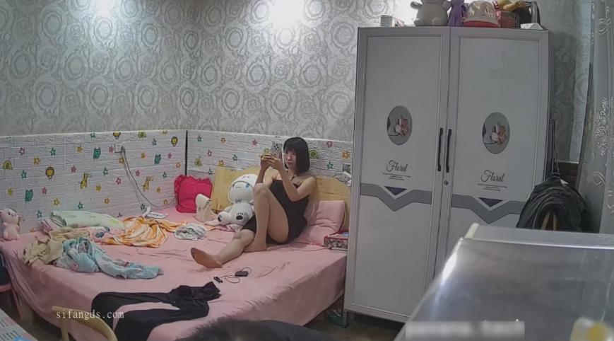 家庭台新流出❤️短发小娇妻被老公按床上来一发媳妇貌似没有尽兴对老公很不满意刚爽没多久就射了