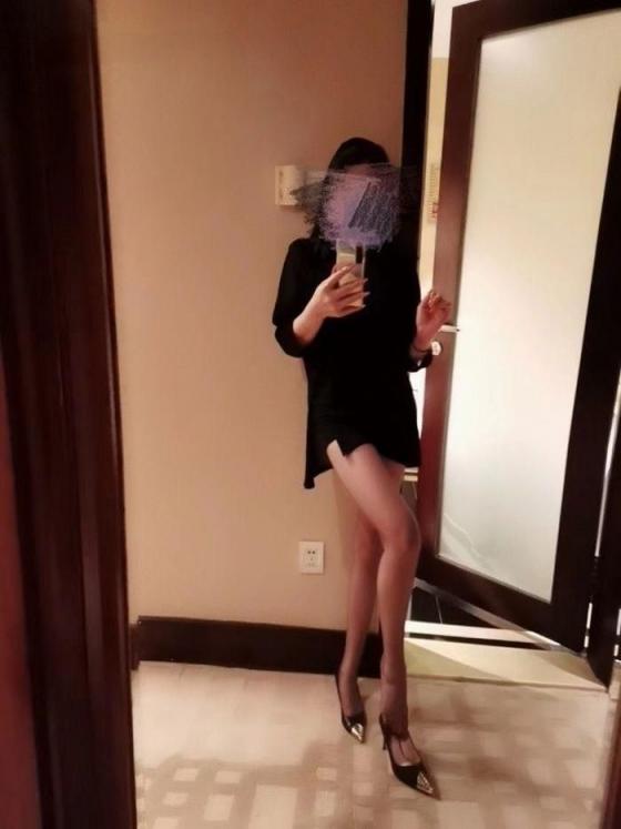 今天想和大家继续分享我性感老婆的魅力，以及她从害羞到如今拥抱淫妻生活的精彩心理历程