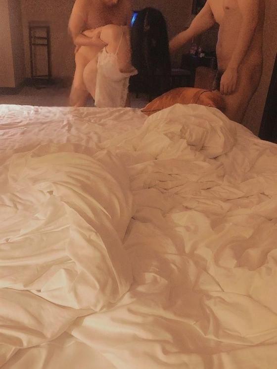 今天想和大家继续分享我性感老婆的魅力，以及她从害羞到如今拥抱淫妻生活的精彩心理历程