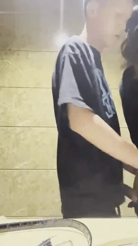 趁酒醉拿下兄弟女友✨兄弟的骚女友吵架了来找我喝酒，没喝几瓶就主动勾引我了，在卫生间直接后入！