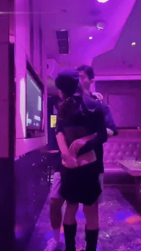 趁酒醉拿下兄弟女友✨兄弟的骚女友吵架了来找我喝酒，没喝几瓶就主动勾引我了，在卫生间直接后入！